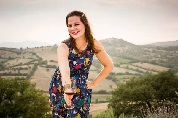 Ragazza in abito blu con un bicchiere di vino in Toscana — Foto Stock