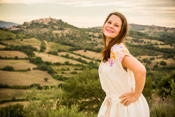 Девушка на закате в Тосканской области Maremma, Италия
