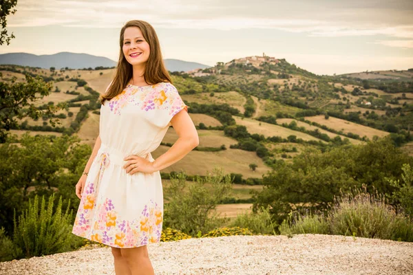 Ragazza al tramonto nella regione Toscana Maremma — Foto Stock