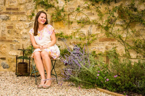 Ragazza seduta sulla sedia in bellissimo vestito godendo l'estate — Foto Stock