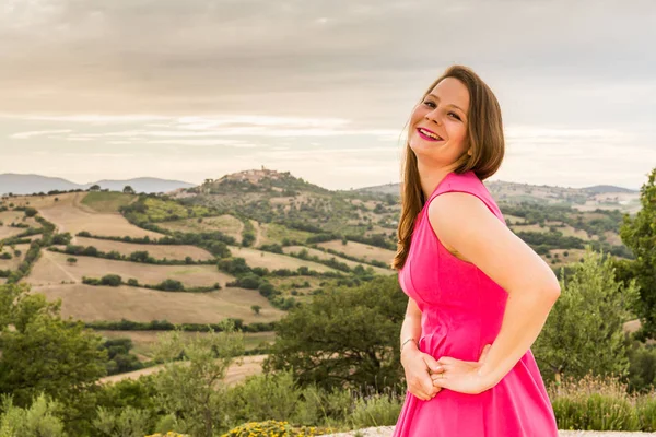 Ragazza in abito rosa nella regione Toscana Maremma — Foto Stock