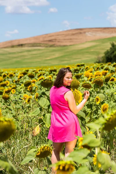 Menina de pé nos campos da Toscana no verão em vestido magenta — Fotografia de Stock