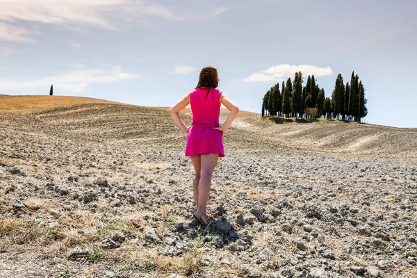 Menina de pé nos campos da Toscana no verão — Fotografia de Stock