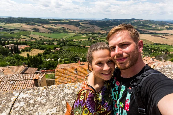 Casal em Montalcino na região da Toscana Maremma no verão — Fotografia de Stock