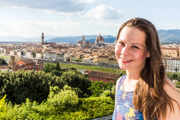 Lány a Michelangelo tér-Firenze, Olaszország — Stock Fotó