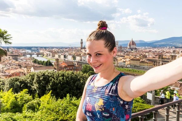 Lány a Michelangelo tér-Firenze, Olaszország — Stock Fotó
