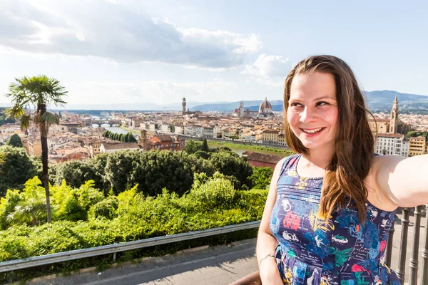 Lány a Michelangelo tér-Firenze, Olaszország — Stock Fotó