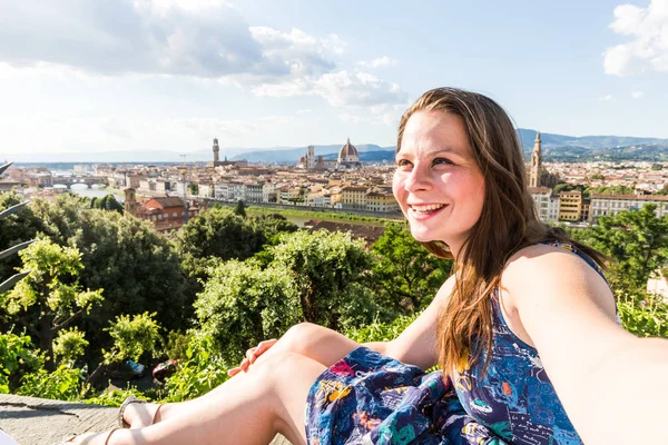 Lány a Michelangelo tér-Firenze, Olaszország — Stock Fotó