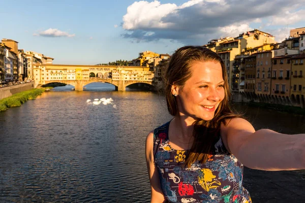 Yaz aylarında kızın önünde Ponte Vecchio, Florence, İtalya — Stok fotoğraf