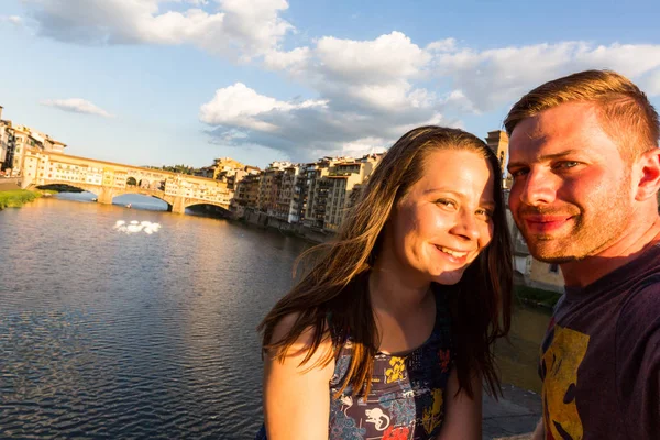 Pár előtt a Ponte Vecchio, Florence, Olaszország-nyáron — Stock Fotó