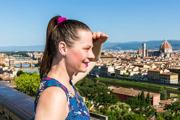 Lány nyári 2016-ban a Michelangelo tér-Firenze, Olaszország — Stock Fotó