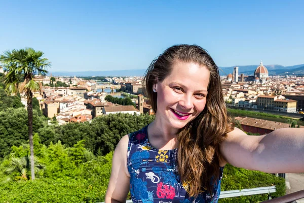 Lány nyári 2016-ban a Michelangelo tér-Firenze, Olaszország — Stock Fotó