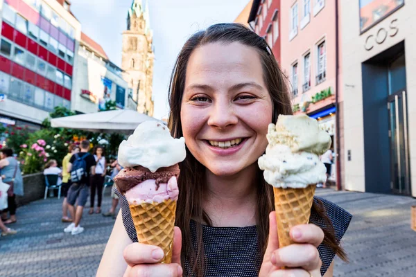 Lány tart egy nagy fagylalt első arcát — Stock Fotó