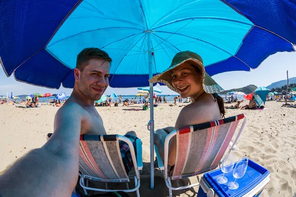 Pareja está tomando selfie en la playa toscana —  Fotos de Stock