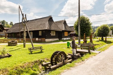 Küçük köy Podbiel, Orava, Slovakya kırsal konutlarında görünümünü