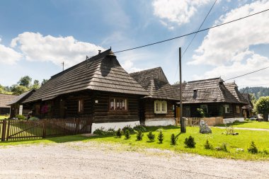Küçük köy Podbiel, Orava, Slovakya kırsal konutlarında görünümünü