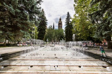 Kosice, Slovakya eski kasaba parçası şarkı çeşme görünümünü