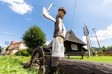 Kırsal konutlarında ve ahşap heykel küçük kasaba Podbiel, Slovakya