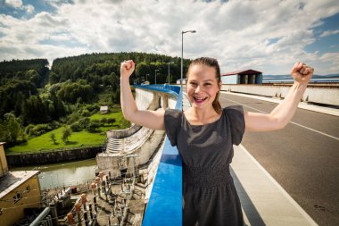 Beton baraj ve Hidroelektrik istasyonu Orava içinde kıza