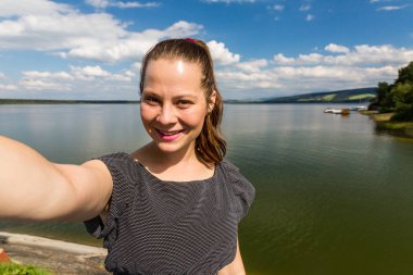 Girltaking bir selfie bariyer, göl Oravska Priehrada Kuzey Slovakya