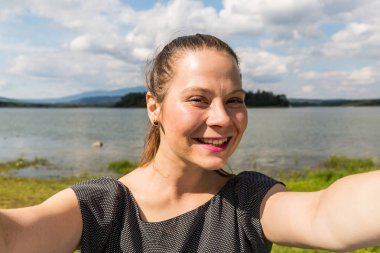 Girltaking bir selfie bariyer, göl Oravska Priehrada Kuzey Slovakya