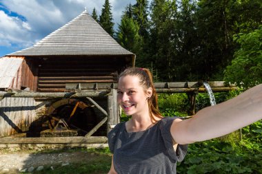 Kız bir seflie tarihi antik Müzesi köyde Zuberec Brestova alıyor 
