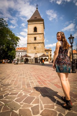 Kosice, Slovakya kentsel kulede önünde kız