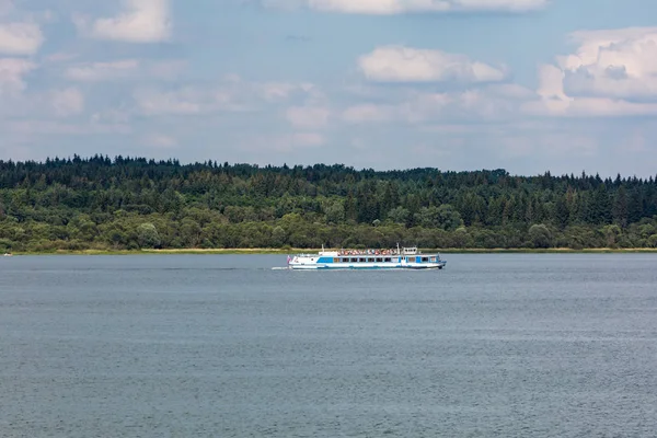 View of the barrier lake Oravska Priehrada in northern Slovakia — Stock Photo, Image