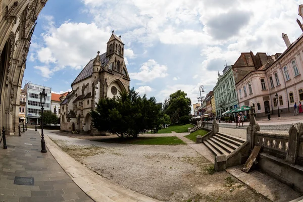 Vista de edifícios históricos na parte antiga da cidade de Kosice, na Eslováquia — Fotografia de Stock
