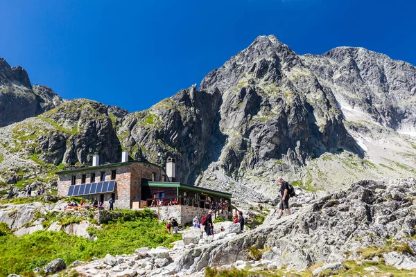 Pohled na Teryho Chata a příroda kolem v slovenských horách Vysoké Tatry — Stock fotografie