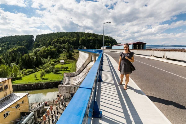 콘크리트 댐과 수력 발전소 Orava에서 역에서 여자 — 스톡 사진