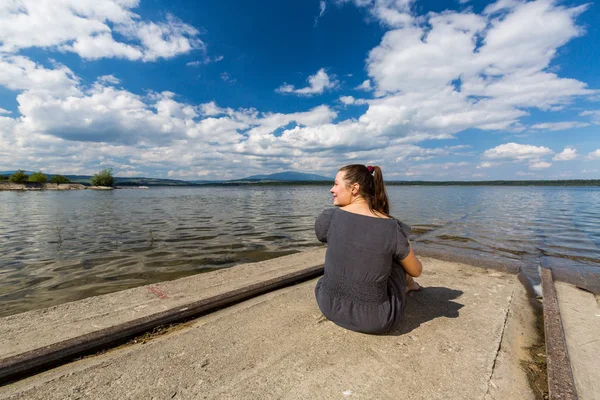 Flicka på barriären sjön Oravska Priehrada i norra Slovakien — Stockfoto