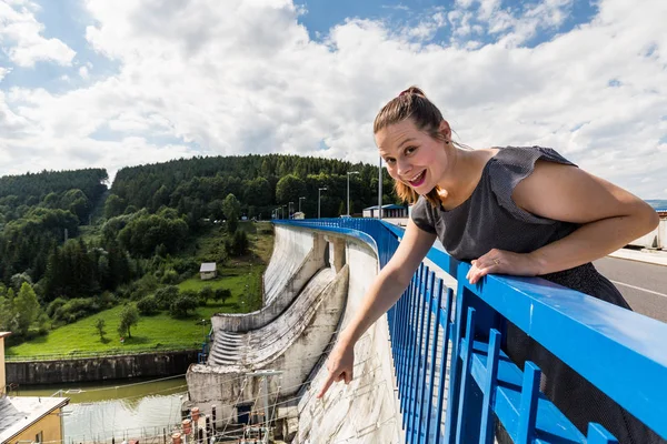 콘크리트 댐과 수력 발전소에서 Oravska Priehrada 역에서 여자 — 스톡 사진