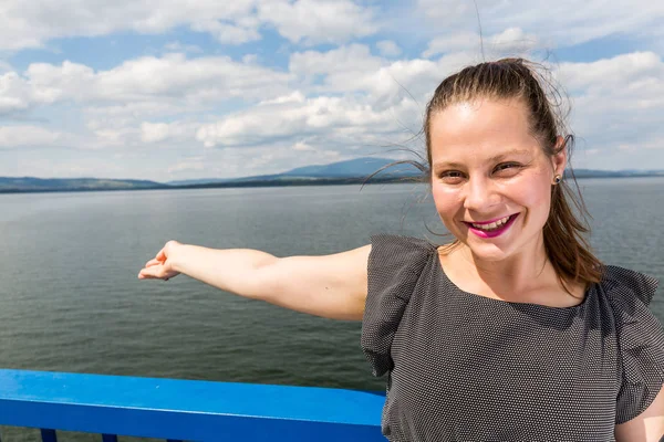 Beton baraj ve Hidroelektrik istasyonu Oravska Priehrada kıza