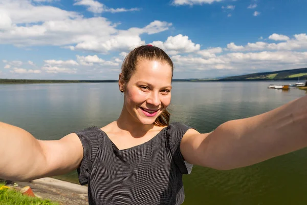 Girltaking en selfie på barriären sjön Oravska Priehrada i norra Slovakien — Stockfoto