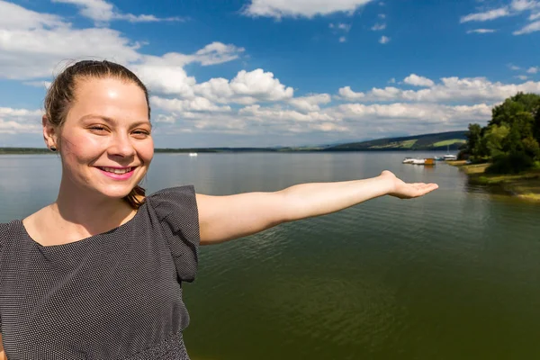 Chica en el lago de barrera Oravska Priehrada en el norte de Eslovaquia — Foto de Stock