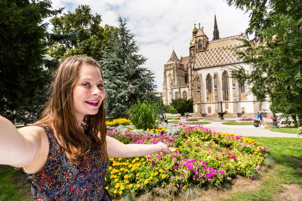 Lány vesz selfie a parkban, szemben a Szent Erzsébet-székesegyháztól Kosce — Stock Fotó
