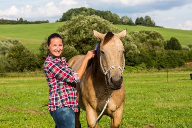 Slovakya çayırda at nalı saç fırçalama kız
