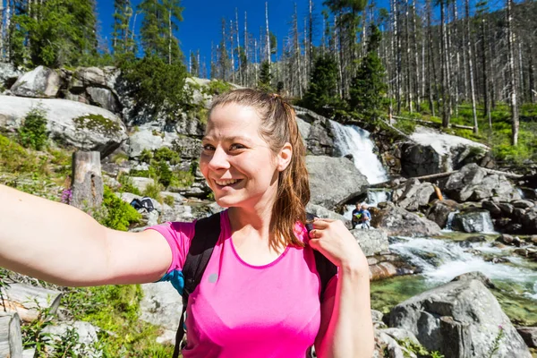 Flickan tar selfie och vandring till den Teryho Chata i slovakiska bergen — Stockfoto