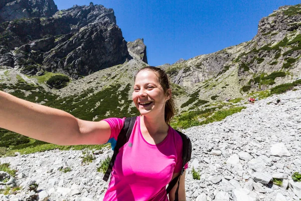 Flicka vandring till den Teryho Chata i slovakiska bergen — Stockfoto