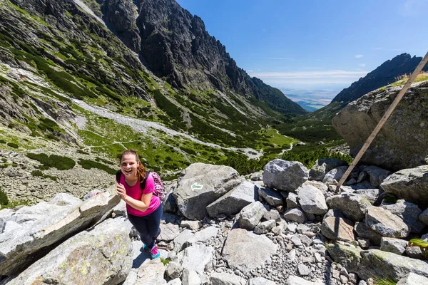 Girl hiking to the Teryho Chata in the Slovakian mountains — Stock Photo, Image