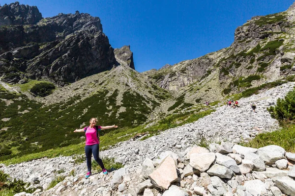 Flicka vandring till den Teryho Chata i slovakiska bergen — Stockfoto