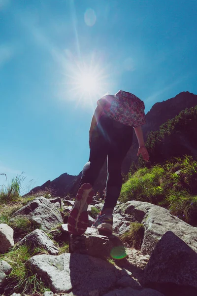 Girl hiking to the Teryho Chata in the Slovakian mountains — Stock Photo, Image