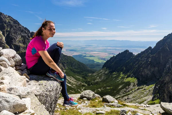 Flicka vandring till den Teryho Chata i slovakiska bergen — Stockfoto