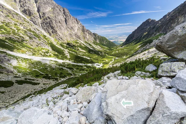 Příroda podél turistické trasy vedoucí na Teryho Chata ve Vysokých Tatrách — Stock fotografie