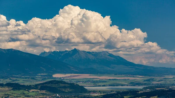 Tlsta Hora berg in de Cutkovska Dolina vallei in de buurt van Ruzomberok — Stockfoto