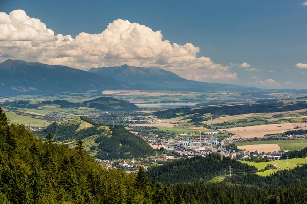 Tlsta Hora berg in de Cutkovska Dolina vallei in de buurt van Ruzomberok — Stockfoto