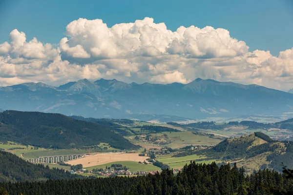 Montagna Tlsta Hora nella Valle Cutkovska Dolina vicino a Ruzomberok — Foto Stock