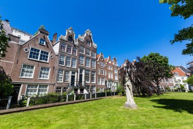 Görünüm Begijnhof Meydanı yanındaki İngiliz Reform Kilisesi, Amsterdam, Hollanda