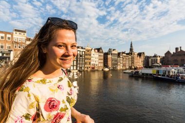 Turist kız Sunset'teki Damrak Square Amsterdam, Hollanda
